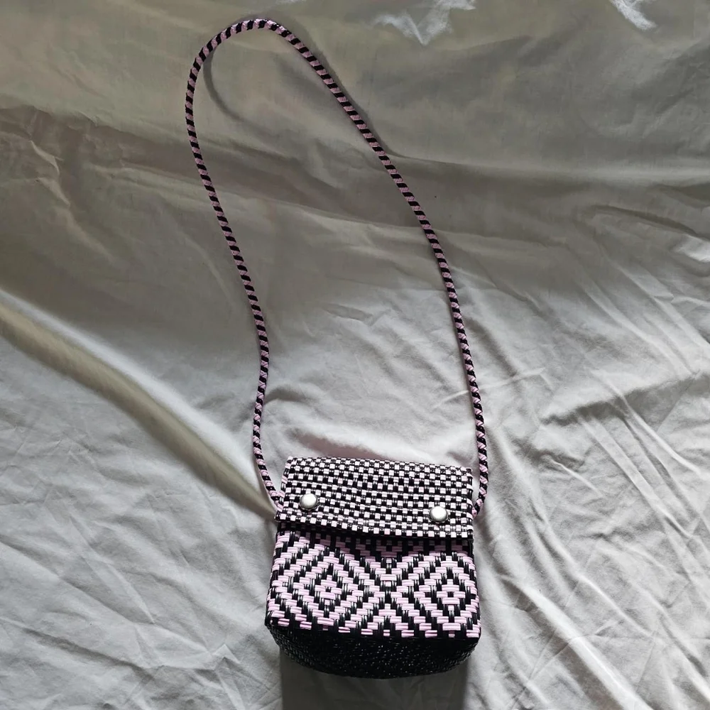 Black & pink checkered woven crossbody bag - Picture 2 of 5